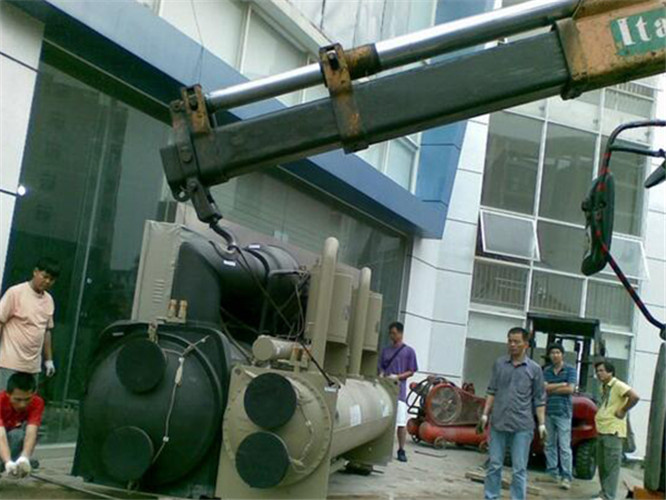 西平县随车吊和汽车吊的核心区别是什么？哪种更省钱？